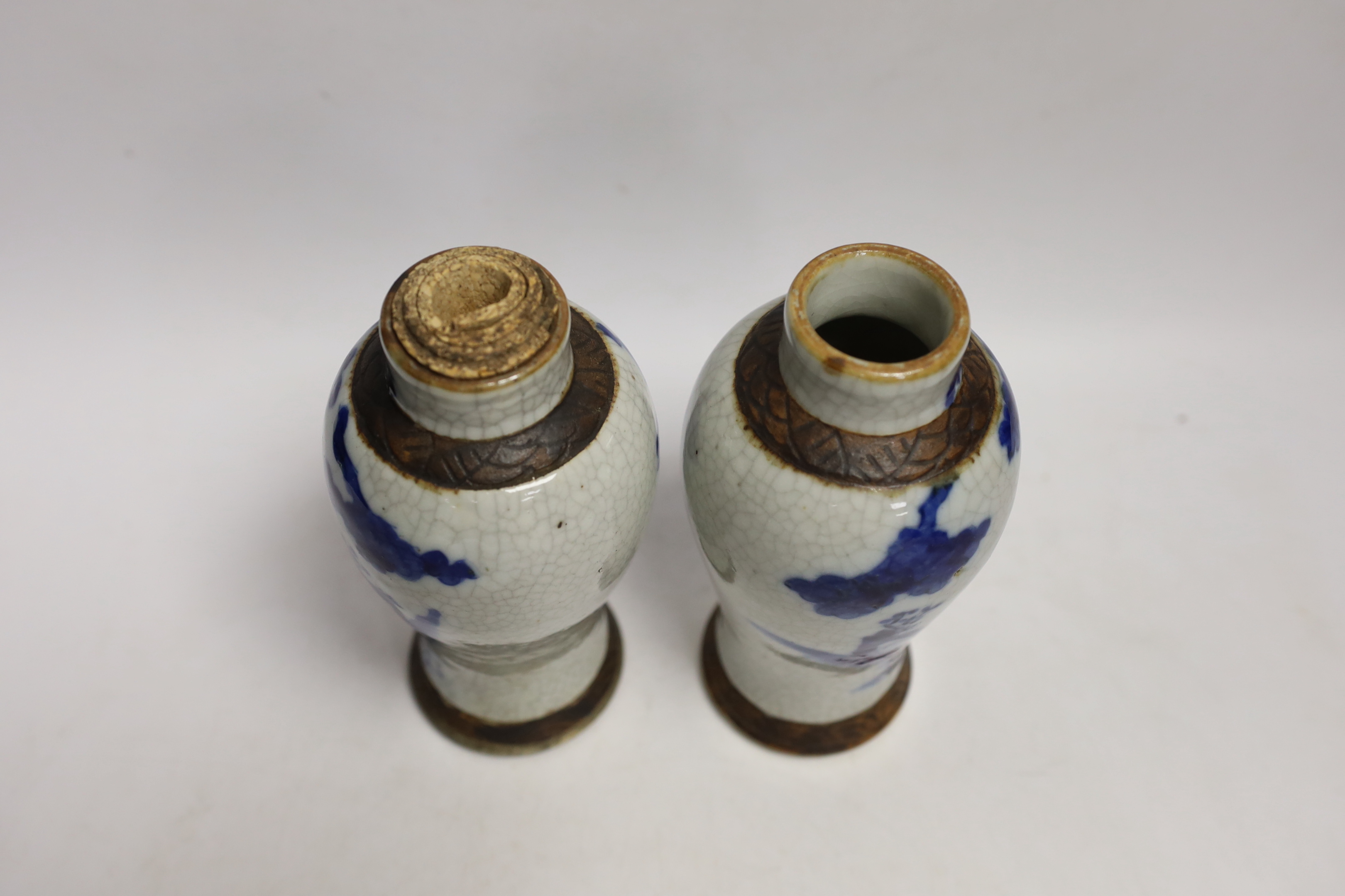 A pair of Chinese blue and white crackle glaze vases, late 19th century, 17cm